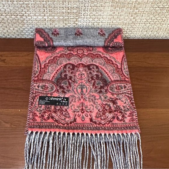 🌟HP🌟NWOT Cashmink Red & Gray Paisley Scarf V. FRAAS - Picture 6 of 13